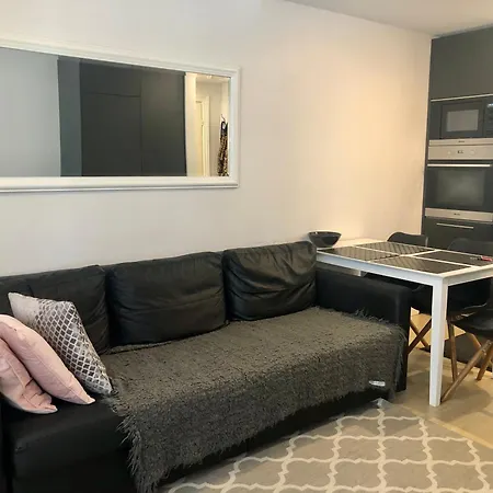 Scandinavian 1br Art Deco Heard Appartamento