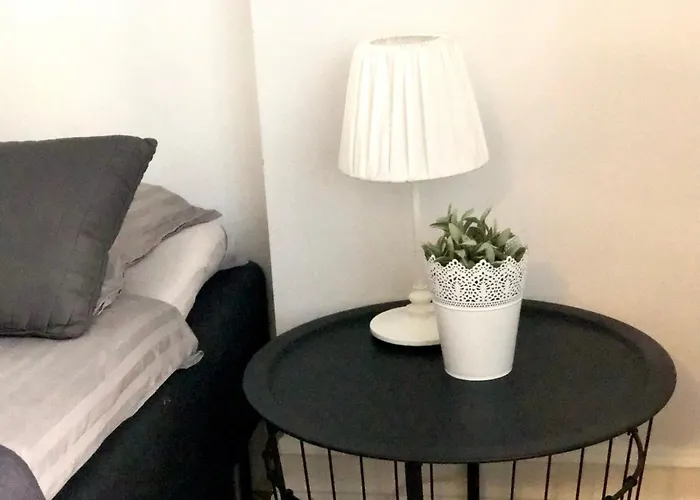 Scandinavian 1br Art Deco Heard