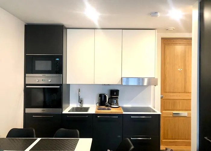 Scandinavian 1br Art Deco Heard