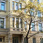 Scandinavian 1br Art Deco Heard *