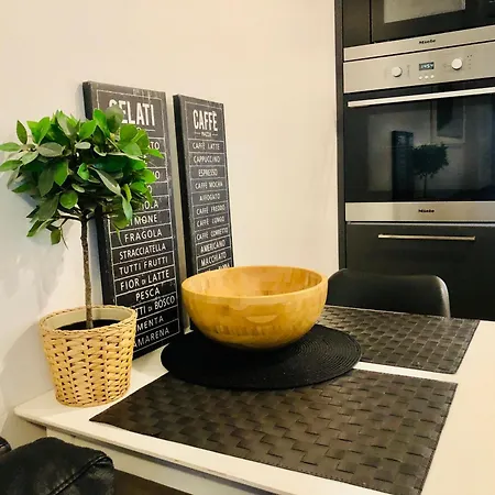 Scandinavian 1br Art Deco Heard Appartamento