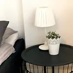 Scandinavian 1br Art Deco Heard
